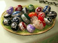 Huevo de Pascua decorado con paja