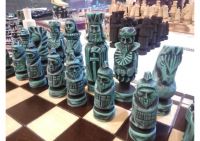 Șah din lemn sculptat manual