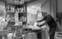Artist ce sculptează o piesă de artă de 80 de kilograme dintr-o marmură de 1200 de kilograme