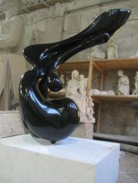 El pulido y brillante marmol negro de Bélgica diseñado por el escultor Emanuele Rubini